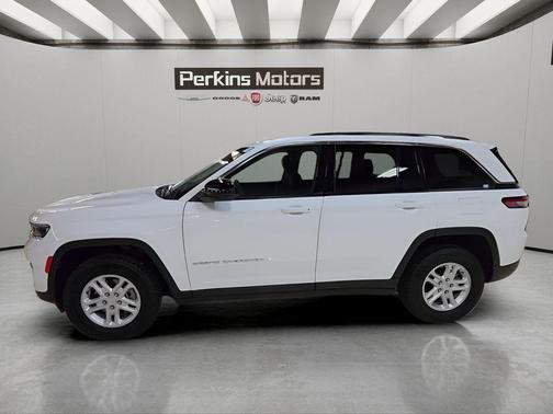 Bright White Clearcoat 2024 Jeep Grand Cherokee Laredo