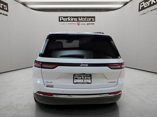 Bright White Clearcoat 2024 Jeep Grand Cherokee Laredo
