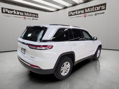 Bright White Clearcoat 2024 Jeep Grand Cherokee Laredo
