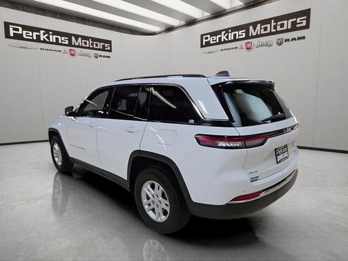 Bright White Clearcoat 2024 Jeep Grand Cherokee Laredo