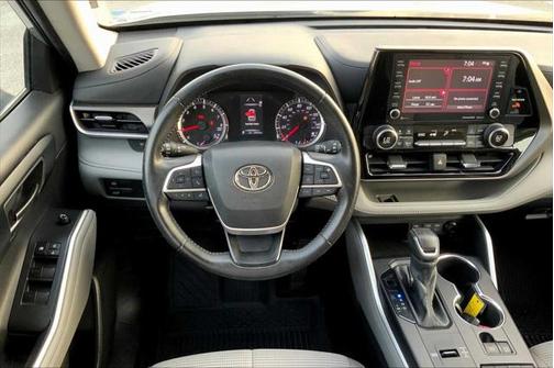 2022 Toyota Highlander LE