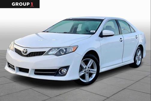 Super White 2014 Toyota Camry SE