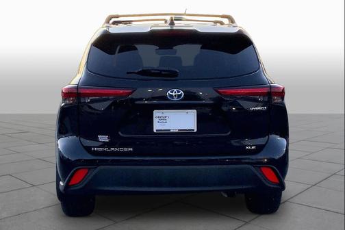 Midnight Black Metallic 2022 Toyota Highlander Hybrid XLE