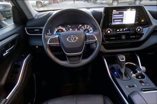 Midnight Black Metallic 2022 Toyota Highlander Hybrid XLE