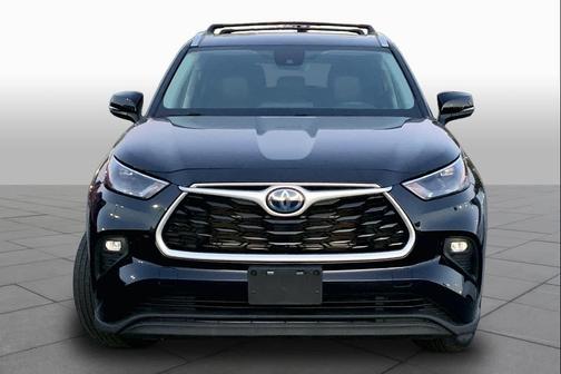 Midnight Black Metallic 2022 Toyota Highlander Hybrid XLE