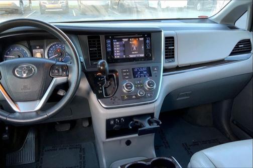 2017 Toyota Sienna XLE