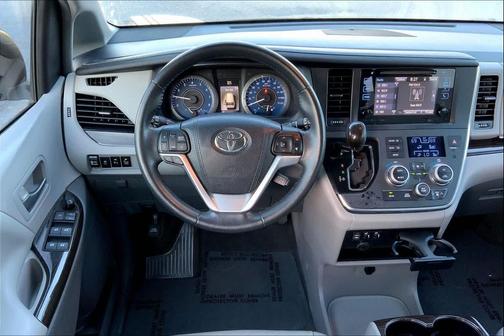 2017 Toyota Sienna XLE
