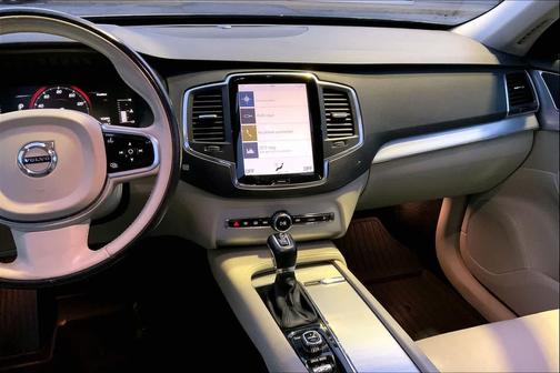 2017 Volvo XC90 T5 Momentum