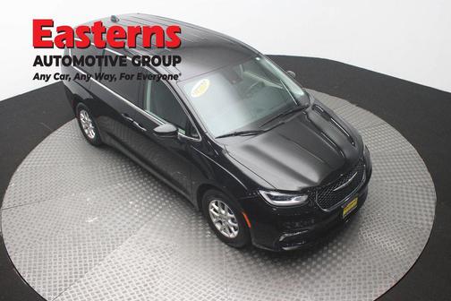 Brilliant Black Crystal Pearlcoat 2023 Chrysler Pacifica Touring L
