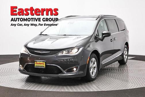 Granite Crystal Metallic Clearcoat 2017 Chrysler Pacifica Touring-L