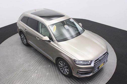Photo 3 of 62 of 2019 Audi Q7 55 Prestige