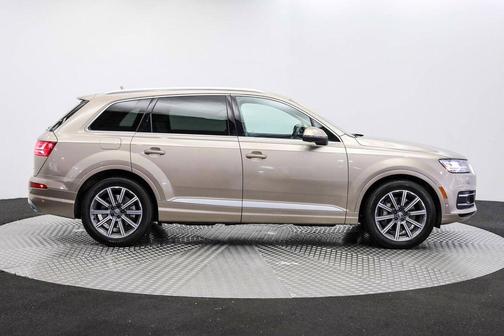 Photo 4 of 62 of 2019 Audi Q7 55 Prestige