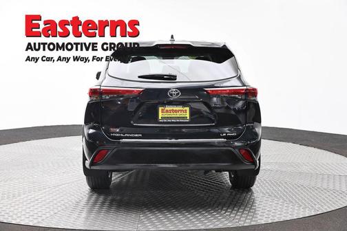 Midnight Black Metallic 2022 Toyota Highlander LE