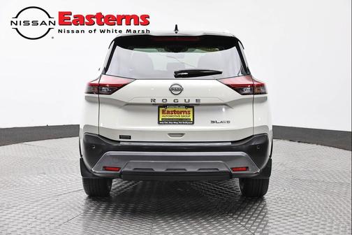 Pearl White Tricoat/Super Black 2023 Nissan Rogue SL