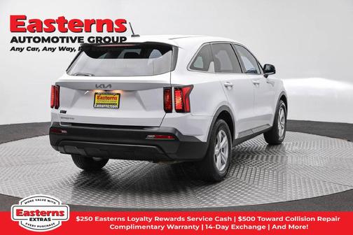 Glacial White Pearl 2023 Kia Sorento LX