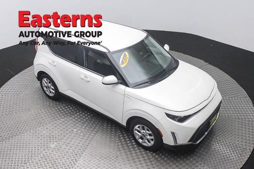 Snow White Pearl 2023 Kia Soul LX