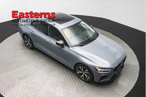 2022 Volvo S60 Recharge Plug-In Hybrid T8 R-Design Expression