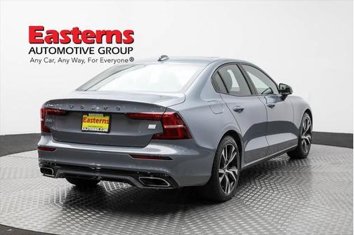 2022 Volvo S60 Recharge Plug-In Hybrid T8 R-Design Expression