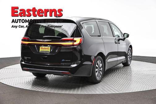 Brilliant Black Crystal Pearlcoat 2023 Chrysler Pacifica Hybrid Touring L