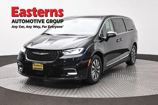 Brilliant Black Crystal Pearlcoat 2023 Chrysler Pacifica Hybrid Limited
