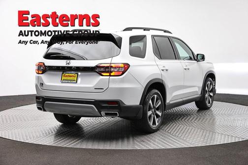 Platinum White Pearl 2023 Honda Pilot Touring 8-Passenger