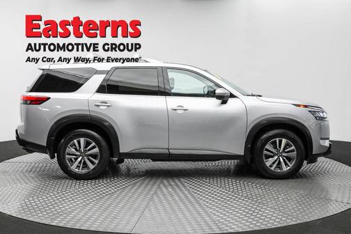 2023 Nissan Pathfinder SL 4WD