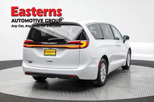 Bright White Clearcoat 2023 Chrysler Pacifica Touring L