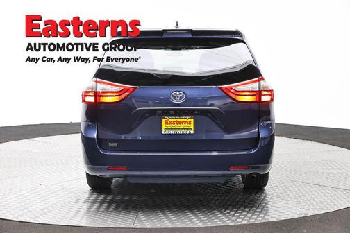Pearl 2019 Toyota Sienna SE