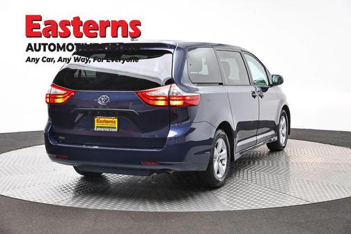 Pearl 2019 Toyota Sienna SE