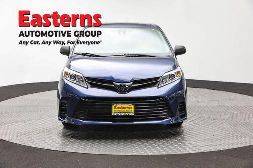Pearl 2019 Toyota Sienna SE