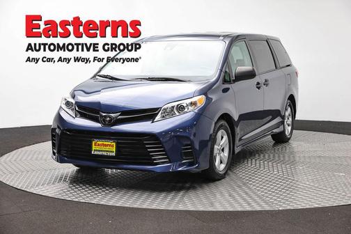 Pearl 2019 Toyota Sienna SE