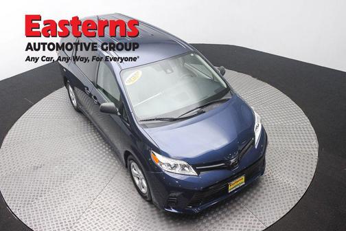 Pearl 2019 Toyota Sienna SE
