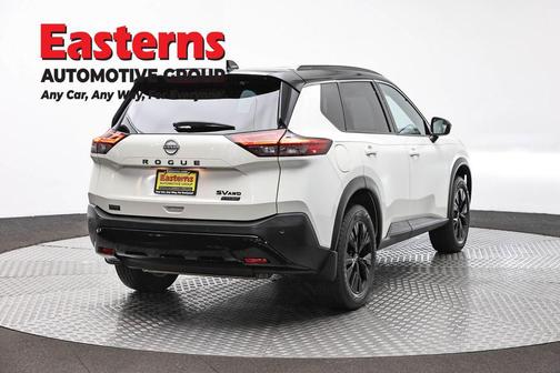 Pearl White Tricoat/Super Black 2023 Nissan Rogue SV