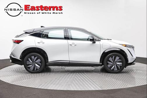 Everest White Pearl Tricoat/Black Diamond Pearl 2023 Nissan ARIYA EVOLVE+