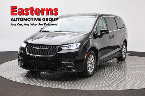 Diamond Black Crystal Pearlcoat 2024 Chrysler Pacifica Touring L