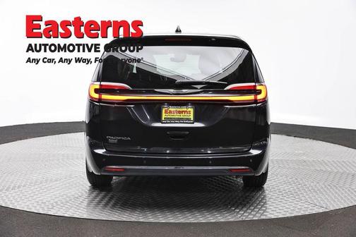 Brilliant Black Crystal Pearlcoat 2023 Chrysler Pacifica Touring L