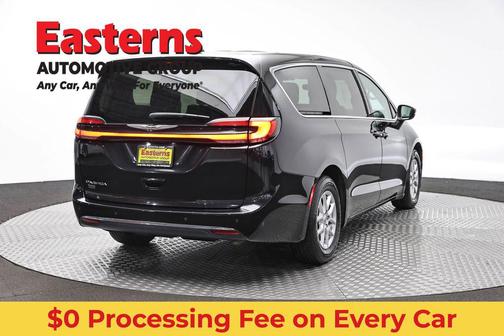 Brilliant Black Crystal Pearlcoat 2023 Chrysler Pacifica Touring L