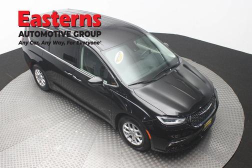Brilliant Black Crystal Pearlcoat 2023 Chrysler Pacifica Touring L
