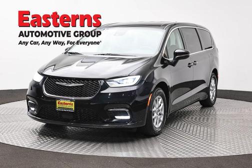 Brilliant Black Crystal Pearlcoat 2023 Chrysler Pacifica Touring L