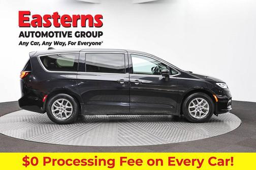 Brilliant Black Crystal Pearlcoat 2023 Chrysler Pacifica Touring L