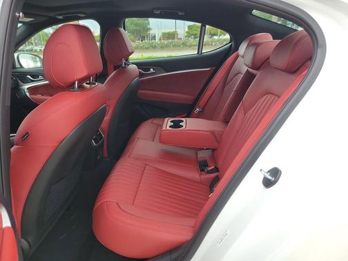Uyuni White 2026 Genesis G70 3.3T RWD Sport Prestige