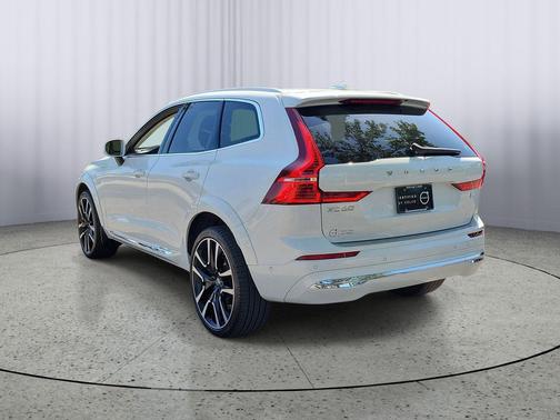 Crystal White Metallic 2023 Volvo XC60 Recharge Plug-In Hybrid T8 Ultimate Bright Theme
