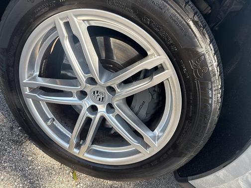 Dolomite Silver Metallic 2019 Porsche Macan Macan