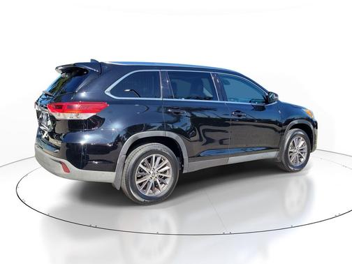 Midnight Black Metallic 2019 Toyota Highlander XLE
