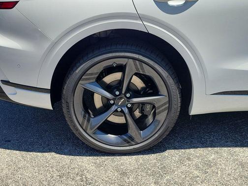 Uyuni White 2026 Genesis GV70 3.5T Sport Prestige