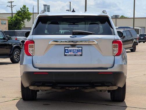 Iconic Silver Metallic 2022 Ford Explorer XLT