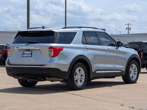 Iconic Silver Metallic 2022 Ford Explorer XLT