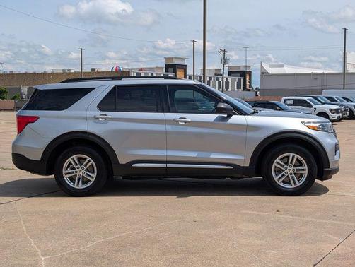Iconic Silver Metallic 2022 Ford Explorer XLT
