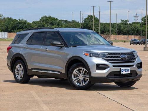 Iconic Silver Metallic 2022 Ford Explorer XLT