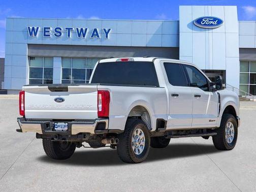 Oxford White 2023 Ford F-250 XLT